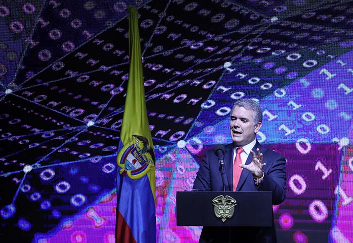 Con los memorandos firmados, según declaró, "la Ocde va a acompañar a Colombia en la lucha y la derrota de la corrupción aumentando la transparencia en el Estado", dijo Duque.