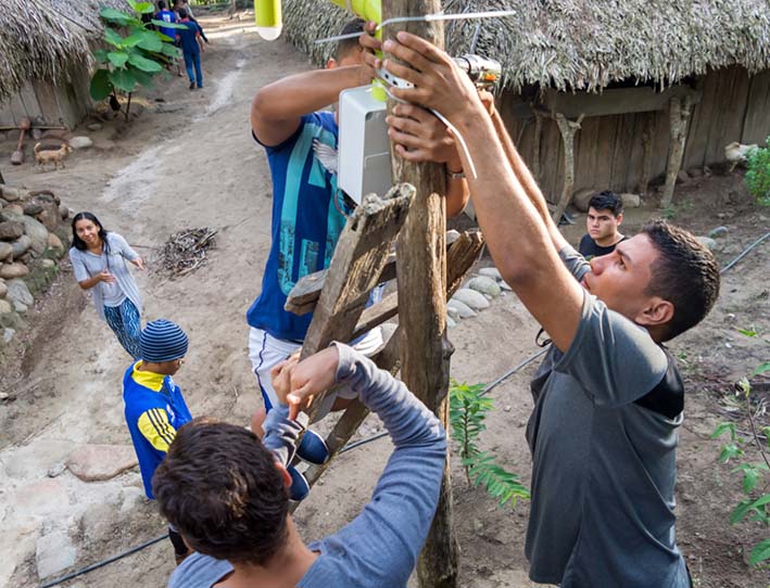 25 jóvenes voluntarios, entre ellos ocho integrantes del Programa de Voluntariado Unimagdalena llegaron hasta la casa de visitas de la comunidad indígena Arhuaca de Seydukwa - a cuatro horas a pie del corregimiento de Palomino (La Guajira), para entregar tecnologías sociales de bajo costo y rápida instalación.