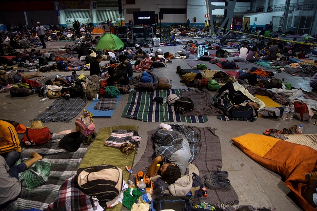 Unos 1.200 migrantes de una segunda caravana, también integrada principalmente por hondureños, amanecieron en el complejo deportivo de la Magdalena Mixhuca de Ciudad de México, EFE