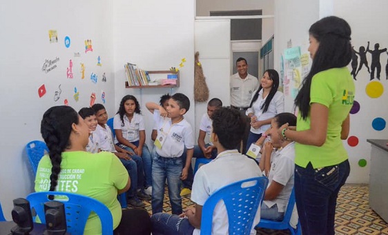Los niños del gabinete infantil interactúan con miembros especializados de la Alcaldía de Ciénaga.