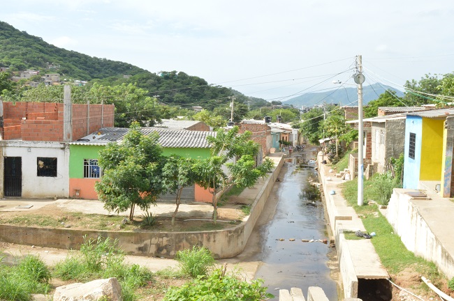 La filtración de lixiviados provenientes de las pozas del relleno sanitario, los cuales van a parar a la quebrada La Lata, afecta  al menos a seis barrios aledaños.