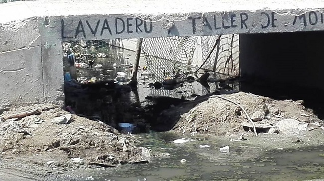 La contaminación en el canalón del barrio Micael Cotes cada día está peor.