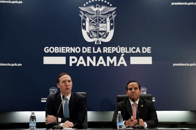 El ministro de Comercio e Industrias de Panamá, Augusto Arosemena habla durante una conferencia de prensa en la sede de la presidencia. Foto: EFE.