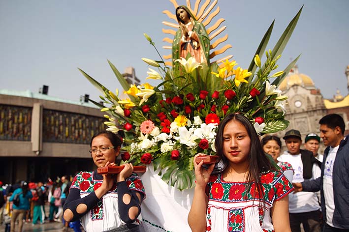 Cargados con imágenes, figuras religiosas y flores, los peregrinos comenzaron a llegar el pasado lunes, para festejar el día de la patrona de México