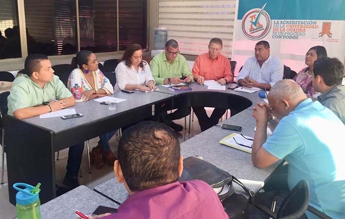 Aspecto de la reunión que se realizó en la sala de juntas de la Universidad de La Guajira, en donde el gobernador encargado Wilson Rojas Vanegas, anunció la entrega de 10 mil millones de pesos.