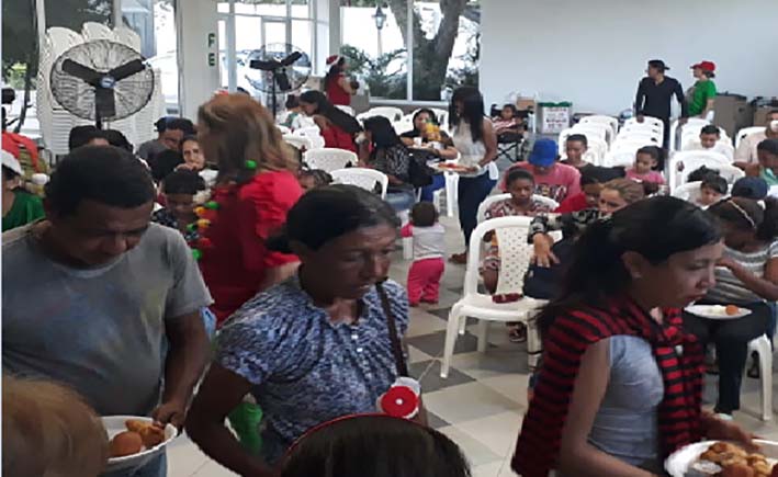 En el salón de eventos de la capilla los Sagrados Corazones de Jesús y María familias venezolanas recibieron la navidad por parte del equipo pastoral de la parroquia. 