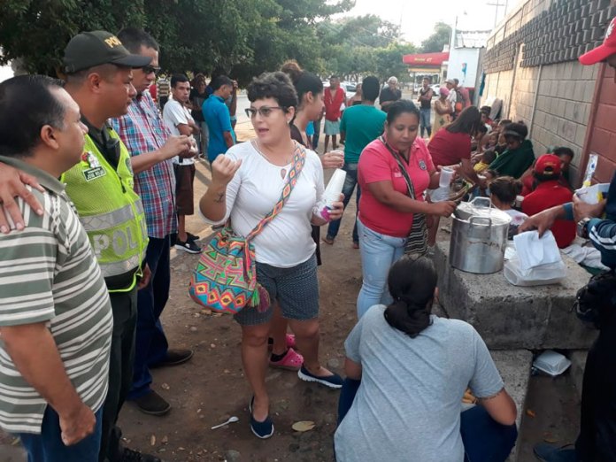 Un grupo de la Policía Nacional se ha unido a iglesias, personas del común y empresarios de la ciudad para repartir comidas en distintos sectores de la capital del Cesar precisamente para venezolanos.