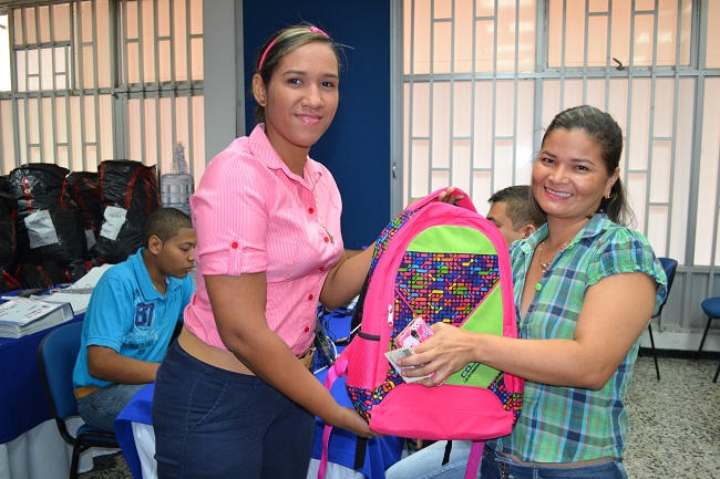 Una gran ayuda a las familias afiliadas a Cajamag la entrega de los kits y bonos escolares.