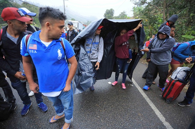 Hasta el momento más de 2 mil migrantes que han cruzado sin documentos que acrediten su legal estancia en territorio mexicano, arriesgando la vida entre automóviles y soportando las altas temperaturas