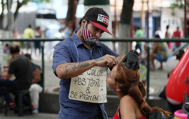 Los venezolanos se ganan la vida en las calles de Cúcuta.