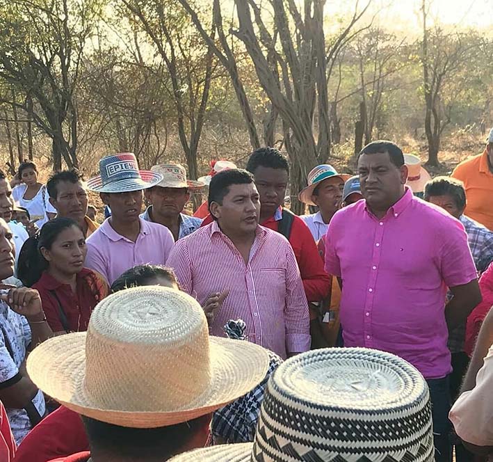 Aspecto del dialogo entre el gobernador de La Guajira con los indígenas, quienes habían bloqueado la vía como protesta por múltiples promesas incumplidas. 