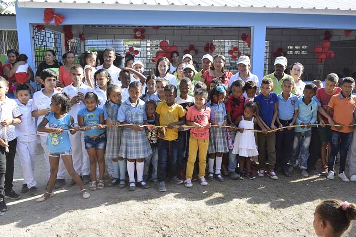 El corte de cinta, en señal de inauguración del comedor escolar para albergar a 280 estudiantes del poblado de Pelechúa.