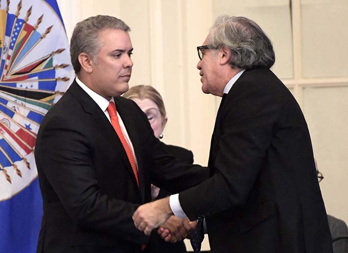 El secretario general de la Organización de Estados Americanos, Luis Almagro, saluda al presidente de Colombia, Iván Duque, al final de su intervención ante representantes de los 34 Estados miembros activos de la OEA