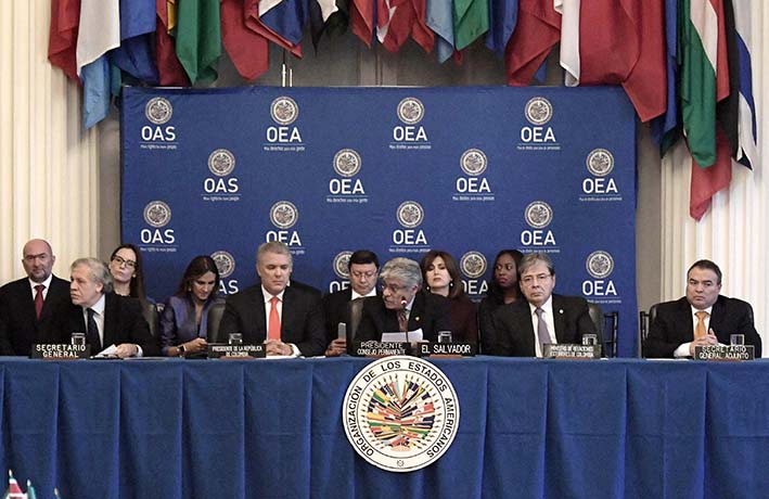 Duque pidió este viernes a los miembros de la OEA que afiancen el "cerco diplomático" contra el mandatario venezolano, Nicolás Maduro, y se "invite" a las Fuerzas Armadas a jurar lealtad al líder opositor Juan Guaidó. Foto EFE.