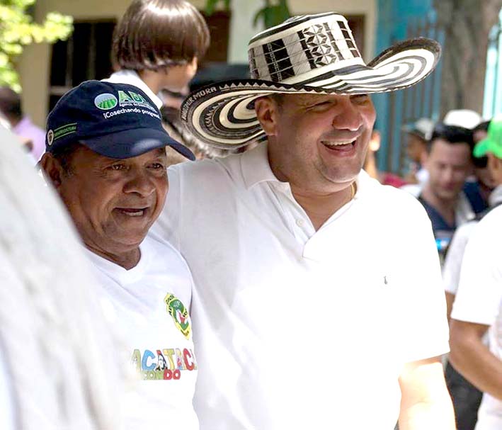 Bladimir José Mora Suárez (derecha), se muestra como un lídere que quiere servirle a su tierra.