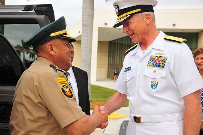 Craig Faller tras reunirse con el jefe de las Fuerzas Militares de Colombia, el general Luis Navarro Jiménez, quien visitó este miércoles la sede del Comando Sur en Miami.