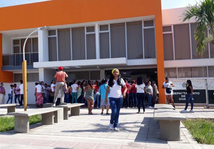 Las mujeres cesantes de las Ucas y CDI, en el municipio de Fonseca volvieron a protestar, exigiendo les sean reconocidos sus derechos y ser vinculadas por los nuevos operadores en los oficios que ejercían.