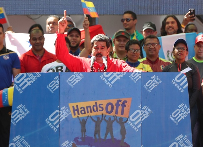 Desde una tarima en Caracas, Nicolás Maduro le gritó al mundo que nada lo “doblegará”. Foto:EFE