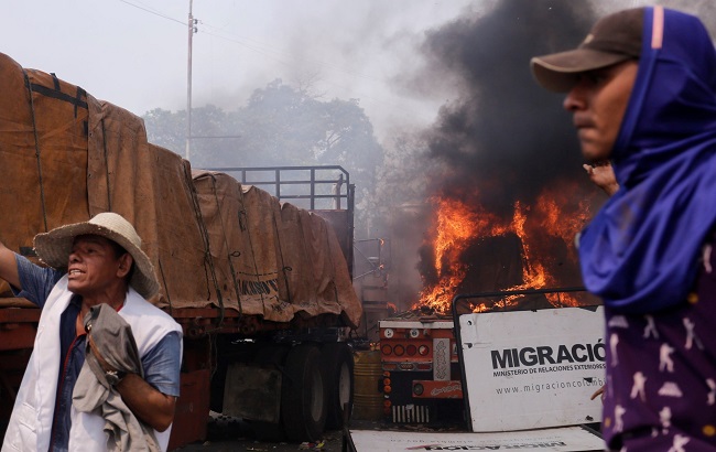 Al menos dos camiones cargados con ayuda humanitaria fueron quemados por uniformados venezolanos una vez que ingresaron a su territorio. Fotos: EFE