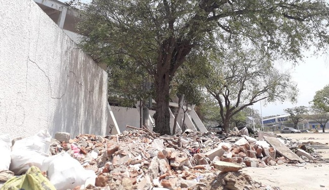 Escombros en torno al abandonado estadio Eduardo Santos.