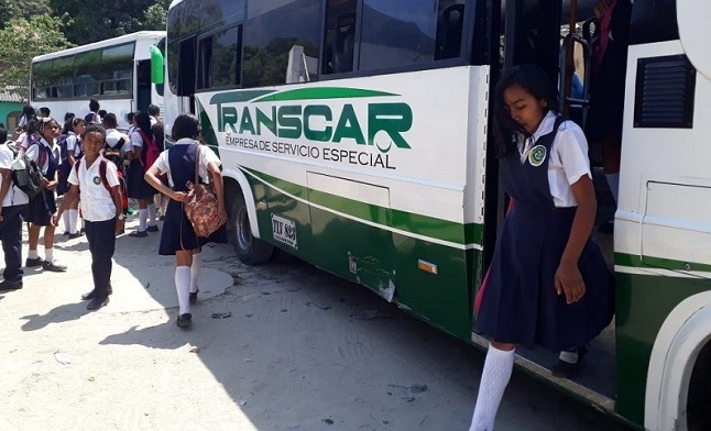 La mayoría de estos estudiantes estuvieron cerca de mes y medio pagando transporte o transportándose en móviles propios para asistir a los colegios.Foto El Pilón.