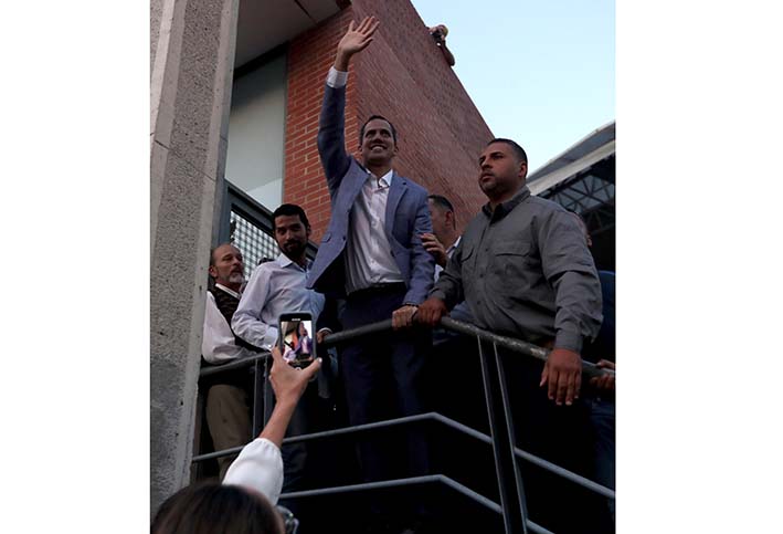  El jefe del Parlamento venezolano y proclamado presidente interino del país, Juan Guaidó (c), saluda a sus seguidores durante un encuentro con líderes vecinales del área metropolitana de Caracas. Foto EFE.