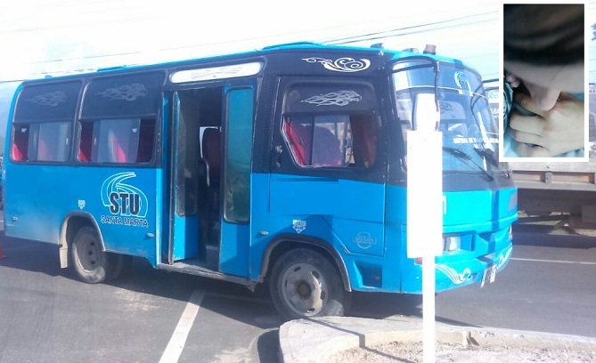 Dos jóvenes se grabaron dentro de un bus del Sistema de Transporte Unificado estimulando sus partes íntimas.