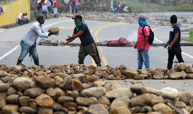 En la vía Panamericana, los indígenas mantienen bloqueado el paso de vehículos con decenas de barricadas que armaron con árboles y rocas