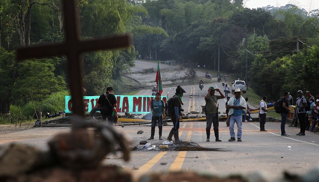 Varios indígenas bloquean la vía panamericana este domingo en el municipio de Mondomo, Cauca. 