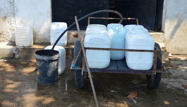 Los habitantes de los dos barrios se las ingenian para mantener agua en sus casas, ya sea comprando pimpinas de agua o buscarla en otros sectores.