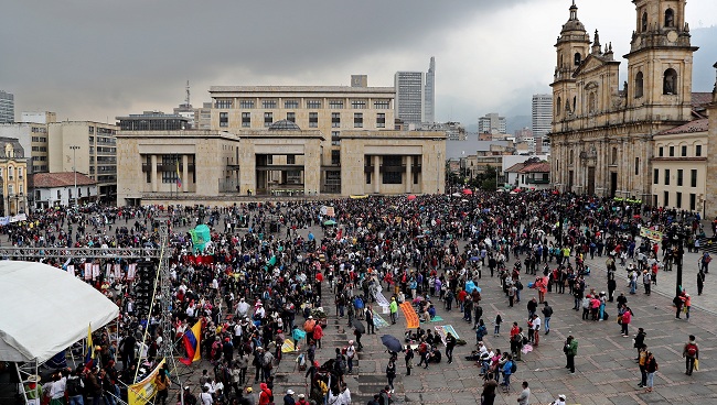 Cientos de maestros marchan para pedir más recursos para la educación pública y en rechazo al Plan Nacional de Desarrollo del Gobierno, en Bogotá. Foto EFE.