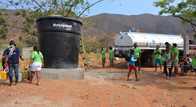 La instalación de dos tanques elevados que proveen 20 mil litros de agua beneficiará a 675 familias del sector de Taganga. 