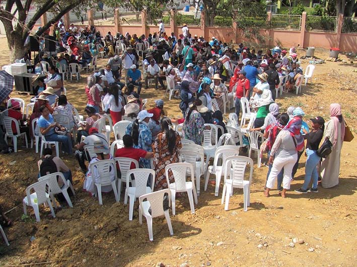 Los profesores de Riohacha bloquearon la vía que comunica con Maicao a la altura de la I.E. Helión Pinedo Ríos, como protesta a la precaria atención médica que reciben.