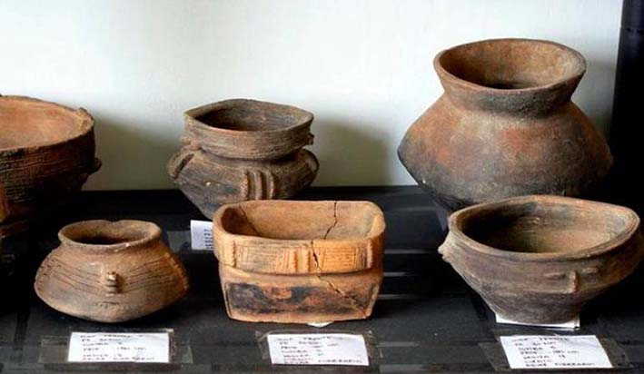 En el centro de Colombia, hallaron un tesoro arqueológico que incluye 68 piezas cerámicas completas, 1.209 objetos de piedra y una nariguera de oro. Foto EFE.