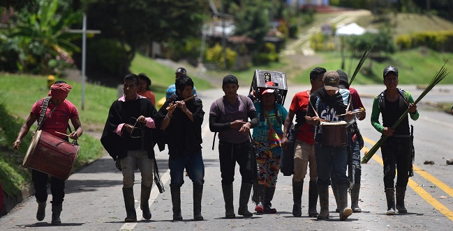 Autoridades indígenas reiteraron que continúan en Minga, a la espera de la llegada del presidente de Colombia, Iván Duque. Foto EFE