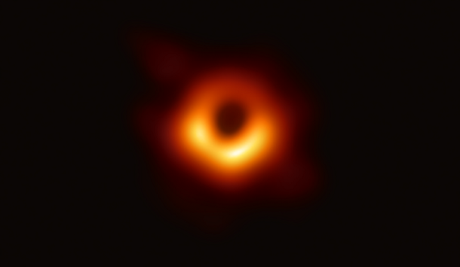 Usando el telescopio Event Horizon, los científicos obtuvieron una imagen del agujero negro en el centro de la galaxia M87, delineada por la emisión de gas caliente que gira a su alrededor bajo la influencia de una fuerte gravedad cerca de su horizonte de eventos.