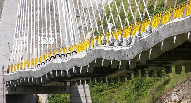 Entre las observaciones del organismo de control se destacan la aparición de algunas fisuras en el tablero del puente.