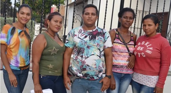 Algunos de los habitantes del barrio Las Marías que apoyan a los invasores; ellos son: Marlen Pérez, Katherine Robles, José Luis Morales, Julia González y Ana Mancera.
