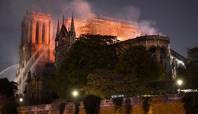 La catedral de Notre Dame de París, uno de los monumentos más emblemáticos de la capital francesa, sufrió un voraz incendio que la deja destruida en gran parte