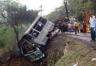 El vehículo de transporte de carga y pasajeros tipo mixto que cubría la ruta Santa Marta-La Guajira, se fue una cuneta en donde explotó dejando como saldo 27 personas muertas y otras 15 heridas. Foto archivo tomada de El Tiempo