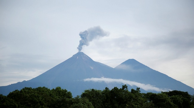 El volcán registró el 3 de junio del año pasado una fuerte erupción que provocó la muerte de unas 200 personas y dejó más de 1,7 millones de afectados.