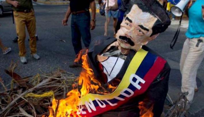 El muñeco con la imágen del presidente Maduro fue quemada como protesta a la situación que vive el país.