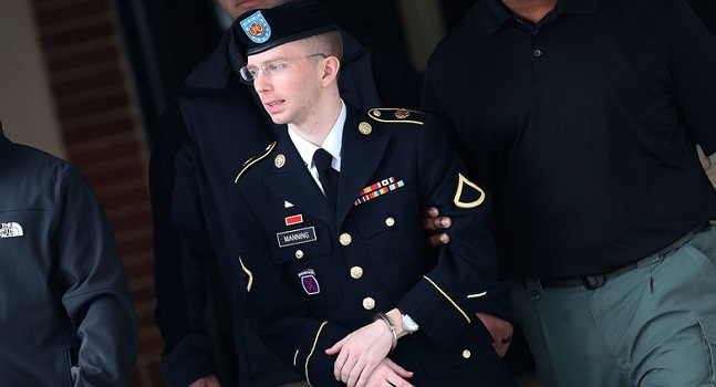 Chelsea Manning seguirá preso a la espera de un juicio reportaron las autoridades estadounidense.