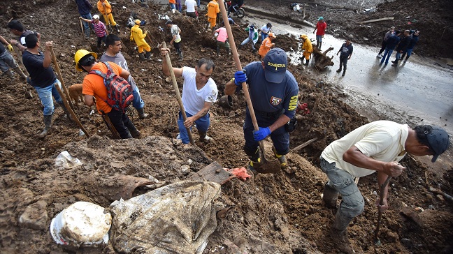 Miembros de equipos de emergencias y voluntarios continúan este lunes con las labores de búsqueda de los más de 10 desaparecidos tras un deslizamiento de tierras en la vereda Portachuelo, en Rosas, Cauca. Foto EFE 