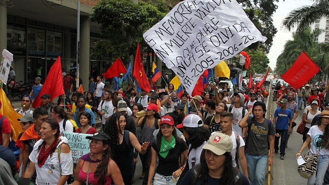 Decenas de miles de trabajadores colombianos suspendieron este jueves sus actividades para sumarse a una huelga nacional de 24 horas convocada por las centrales obreras en contra de las políticas económicas y sociales del presidente Iván Duque. Foto: EFE.