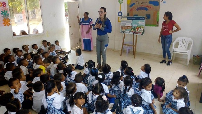Los estudiantes de la Institución Educativa Julia Sierra Iguarán en el municipio de Uribia, recibieron la capacitación de parte de funcionarios de Electricaribe.