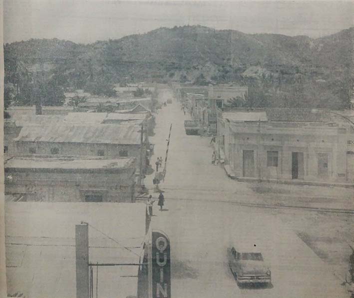 Vista panorámica de la prolongación de la avenida Campo Serrano tras la pavimentación emprendida por el alcalde Edgardo Vives Campo en 1964.
