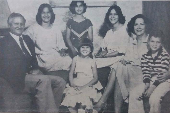 Edgardo Vives Campo junto a su familia, luego de su posesión como gobernador en 1980.