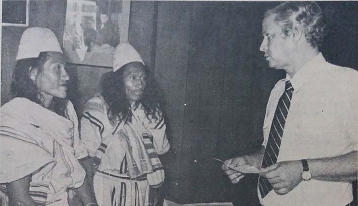 Indígenas arhuacos fueron los primeros en darle la bienvenida al nuevo gobernador, Edgardo Vives Campo, en 1980.