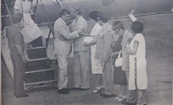 El Gobernador Edgardo Vives recibiendo al presidente Turbay Ayala en el aeropuerto Simón Bolívar, en una de sus 13 visitas a Santa Marta.